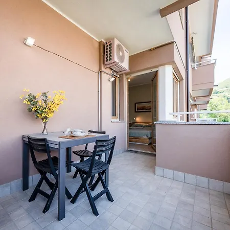 Con Terrazzo Porte Di Apartment Lipomo
