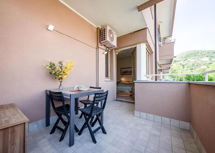 Con Terrazzo Alle Porte Di Апартаменты Lipomo
